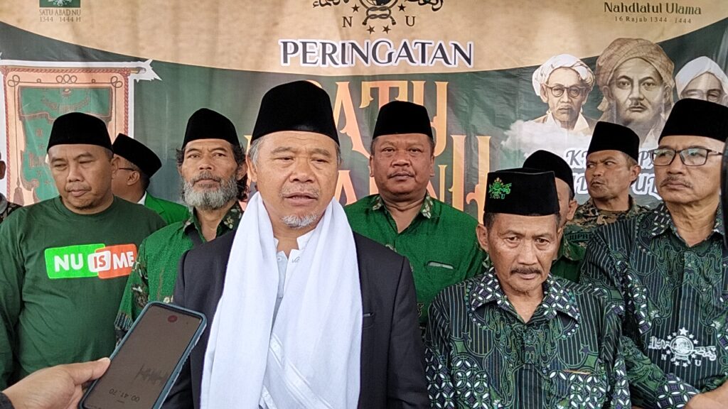 Ketua Rais Syuriah MWC NU Kecamatan Blimbing Kota Malang, KH. Syaifudin Zuhri, memberikan keterangan kepada wartawan