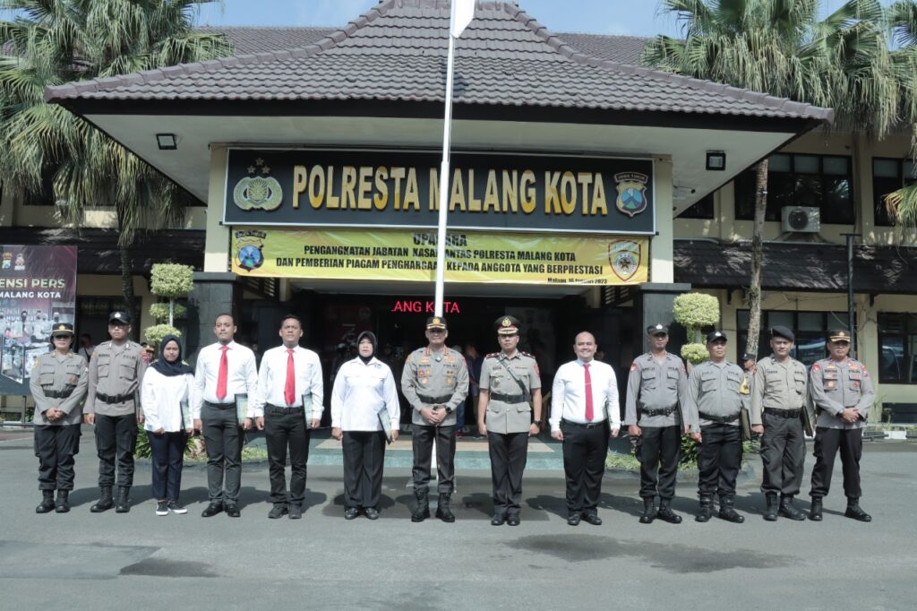 Kapolresta Malang Kota, Kombes Pol Budi Hermanto pose bersama usai pelantikan