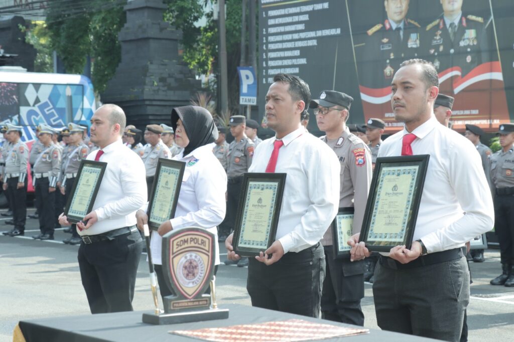 Personel Polresta Malang Kota yang berprestasi dan mendapat penghargaan
