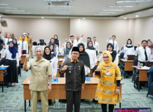 Walikota Malang H Sutiaji pose bersama peserta Pendidikan dan Pelatihan Penerapan Standar Pelayanan Minimal (SPM) pada Pemerintah Kota Malang. (istimewa)
