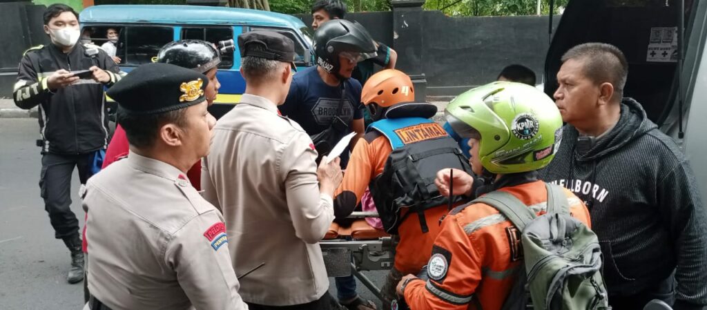 Korban di evakuasi menuju rumah sakit