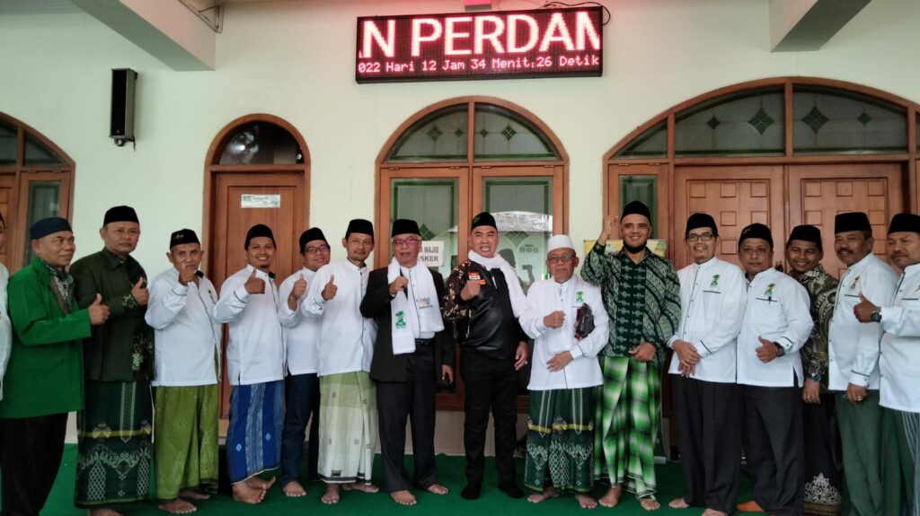 Abah Anton bersama jajaran pengurus PCNU Kota Malang. (ft.cholil)