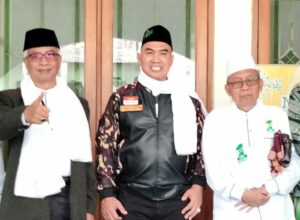 HM Anton (tengah) bersama Ketua Tanfidziyah PCNU Kota Malang KH Isroqunnajah dan Rois Syuriah PCNU Kota Malang KH Chamzawi. (ft.cholil)