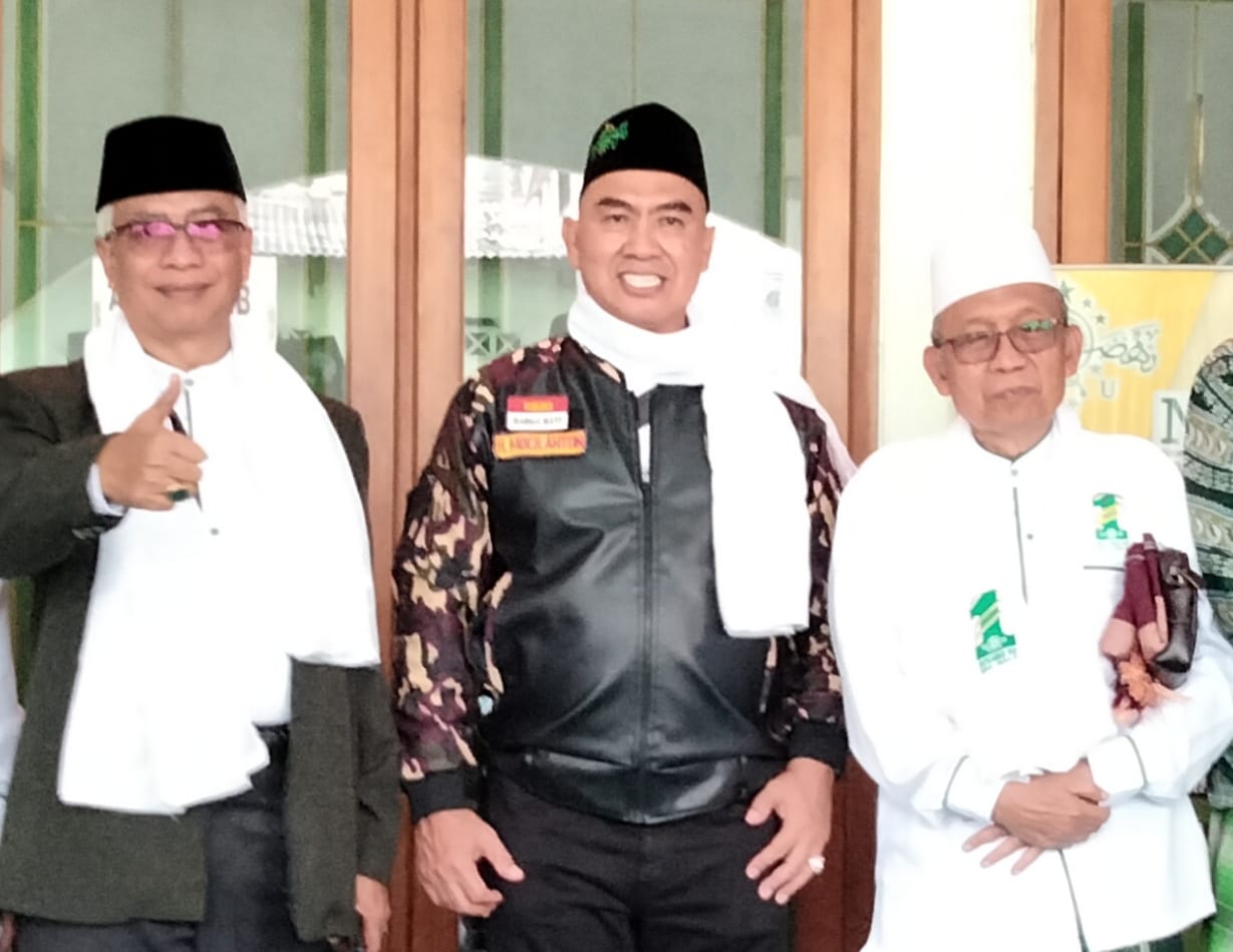 HM Anton (tengah) bersama Ketua Tanfidziyah PCNU Kota Malang KH Isroqunnajah dan Rois Syuriah PCNU Kota Malang KH Chamzawi. (ft.cholil)