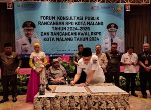Walikota Sutiaji menandatangani kesepakatan bersama dalam kegiatan forum konsultasi publik rancangan RPD Kota Malang Tahun 2024 - 2026 dan rancangan awal RKPD tahun 2024