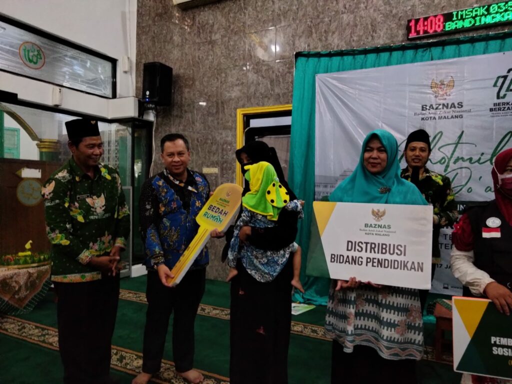 Siti Melika (menggendong anak kecil) menerima bantuan bedah rumah dari Baznas Kota Malang
