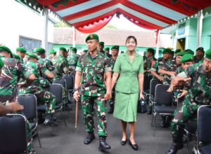 Komandan Korem 083 / Baladhika Jaya, Kolonel Inf M. I. Gogor. A. A bersama Ketua Persit KCK Koorcab Rem 083 NY. Nofia Dewi N. M. I Gogor A. A. melakukan kunjungan kerja di Kodim 0833/ Kota Malang, Kamis (19/1/2023) pagi. (istimewa)