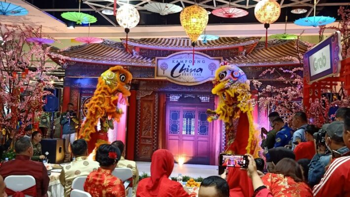 Tampilan Barongsai di gelaran Kampoeng China Festival di Malang Town Square