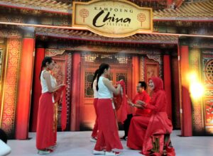 Walikota Sutiaji bersama Istri mendapat suguhan teh khas negeri tirai bambu dalam gelaran Kampoeng China Festival