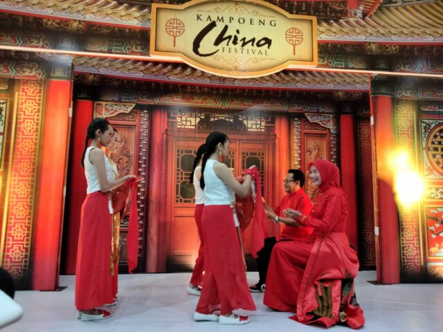 Walikota Sutiaji bersama Istri mendapat suguhan teh khas negeri tirai bambu dalam gelaran Kampoeng China Festival