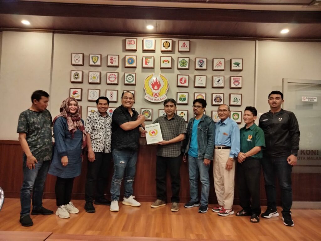 Tim Penjaringan dan Penyaringan (TPP) KONI Kota Malang pose bersama dengan Bakal Calon Ketua KONI Kota Malang, Djoni Sudjatmoko. (ft.cholil)
