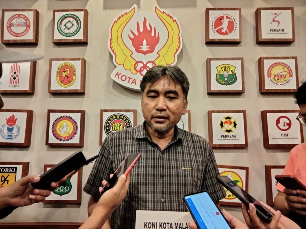 Djoni Sudjatmoko memberikan keterangan kepada wartawan usai mendaftar sebagai Bakal Calon Ketua KONI Kota Malang periode 2023/2027. (ft.cholil)
