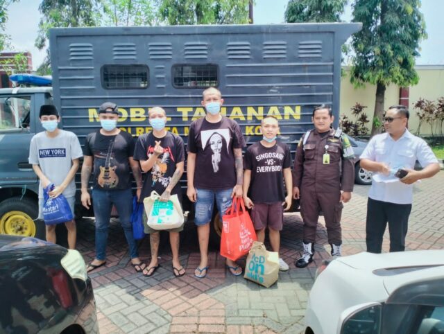 WhatsApp Image 2023-01-24 at 20.18.55 Usai pelimpahan tahap 2 dari penyidik Kepolisian ke JPU Kejari Kota Malang, para tersangka dititipkan ke Lapas Kelas 1 Malang sebagai tahanan titipan Kejari Kota Malang. (Istimewa)