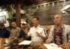 Eddy Wahyono (dua dari kanan) saat konferensi pers pengunduran dirinya dari Bursa Calon Ketua KONI Kota Malang periode 2023/2027. (istimewa)