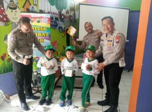 POLISI SAHABAT ANAK : Satlantas Polresta Malang memberikan pengenalan secara dini tertib berlalulintas kepada siswa TK. (istimewa)