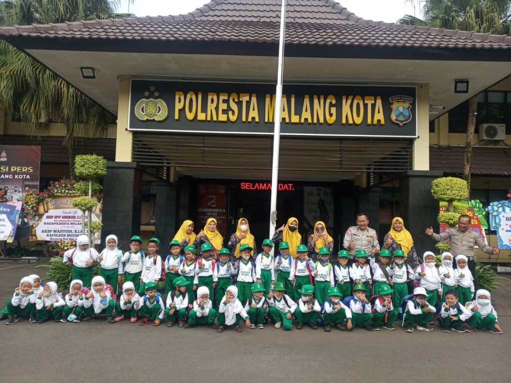 Jajaran Satlantas Polresta Malang Kota Unit Kamsel pose bersama guru dan siswa TK Muslimat NU. (istimewa)