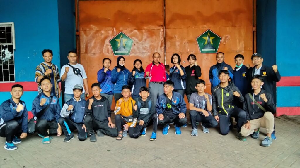 Belasan atlet FORKI Kota Malang jelang pemberangkatan menuju Kejuaraan AKF Open Piala SOEGIJAT BABA CUP di Surabaya