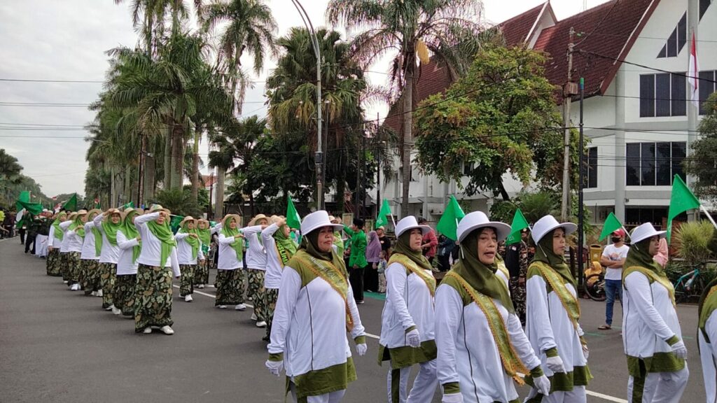 Ribuan warga NU Kota Malang memeriahkan gerak jalan sehat kreatif dalam peringatan Satu Abad NU, Minggu (29/01/2023).