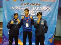 Atlet FORKI Kota Malang, Ganes Danastri (kiri), M Rojul (kanan) serta pelatih karate FORKI Kota Malang pose bersama usai meraih medali. (istimewa)