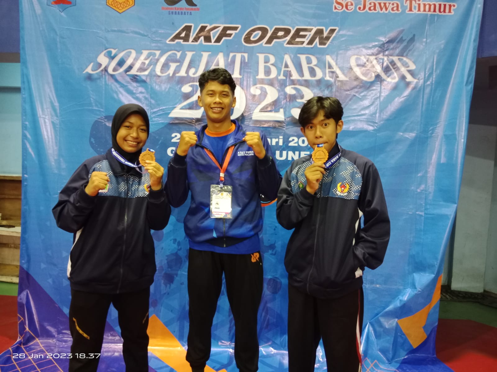 Atlet FORKI Kota Malang, Ganes Danastri (kiri), M Rojul (kanan) serta pelatih karate FORKI Kota Malang pose bersama usai meraih medali. (istimewa)