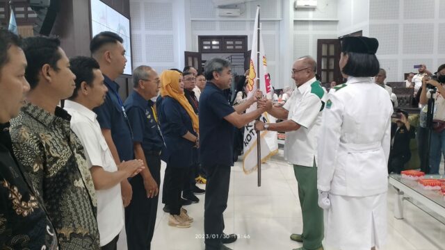 Ketua KONI Kota Malang Periode 2023/2027, Djoni Sudjatmoko menerima tongkat kepemimpinan dari KONI Jawa Timur. (istimewa)