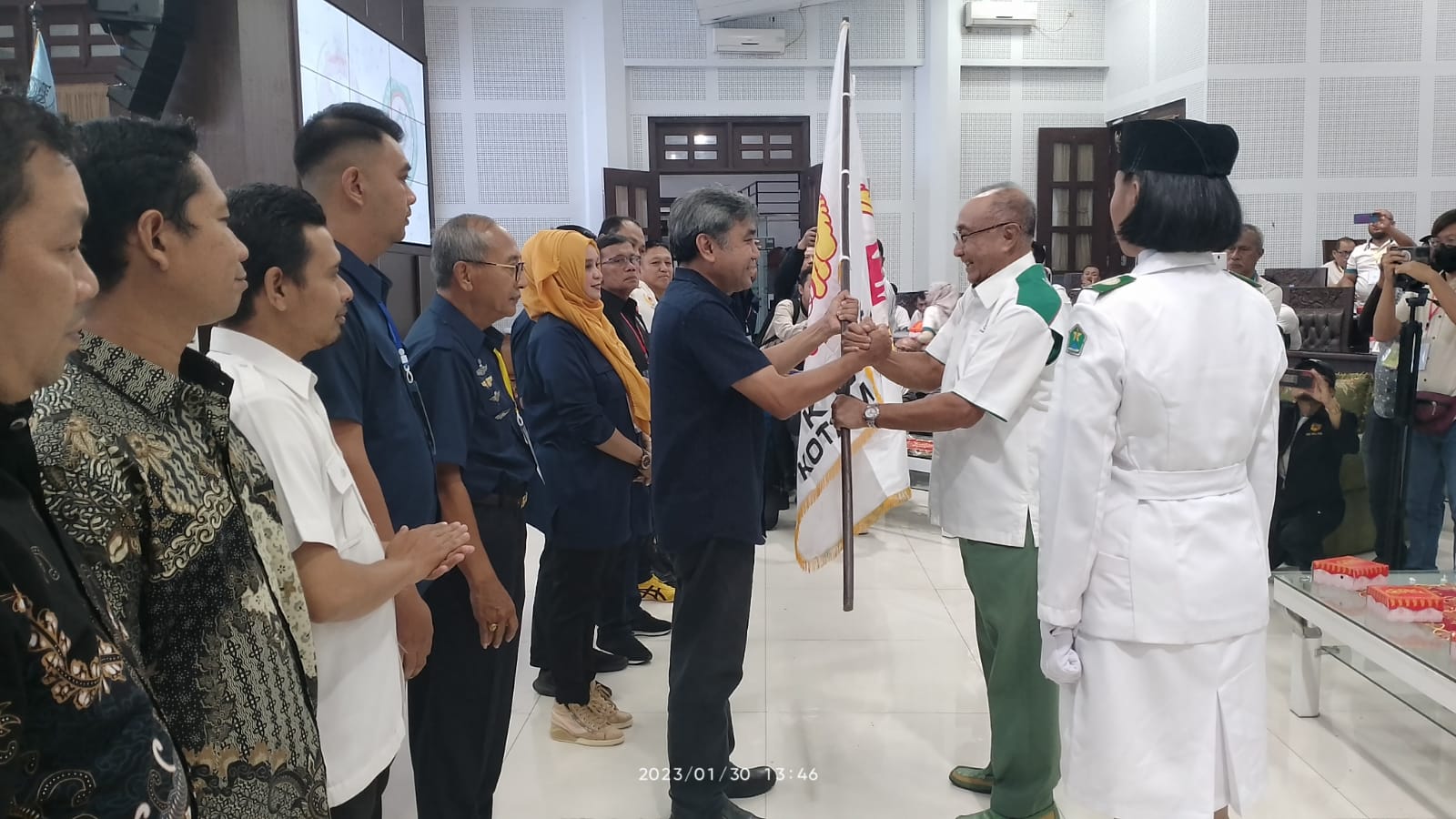 Ketua KONI Kota Malang Periode 2023/2027, Djoni Sudjatmoko menerima tongkat kepemimpinan dari KONI Jawa Timur. (istimewa)