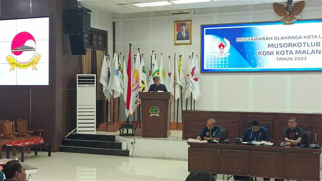 Penyampaian visi dan misi. Ketua KONI terpilih, Djoni Sudjatmoko menyampaikan visi dan misi dalam kepemimpinan KONI Kota Malang periode 2023/2027