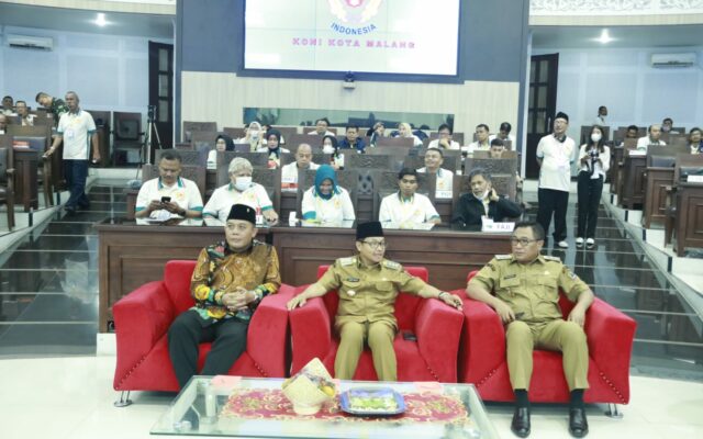 Walikota Sutiaji (tengah) didampingi Wakil Walikota, Sofyan Edi Jarwoko dan Ketua DPRD Kota Malang, I Made Riandiana Kartika