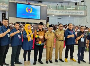Ketua DPRD Kota Malang, I Made Riandiana (lima dari kiri) pose bersama Walikota Sutiaji dan Wakil Walikota Sofyan Edi Jarwoko serta panitia Musorkotlub