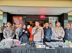 Kapolresta Malang Kota, Kombes Pol Budi Hermanto menggelar konferensi pers terkait penetapan 7 tersangka dalam kasus pengrusakan kantor Arema FC