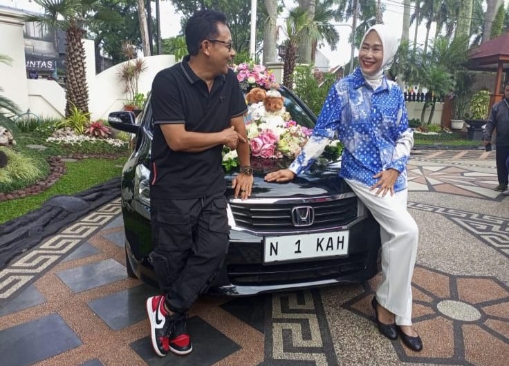 Walikota Malang, H Sutiaji pose bersama sang istri. (istimewa)