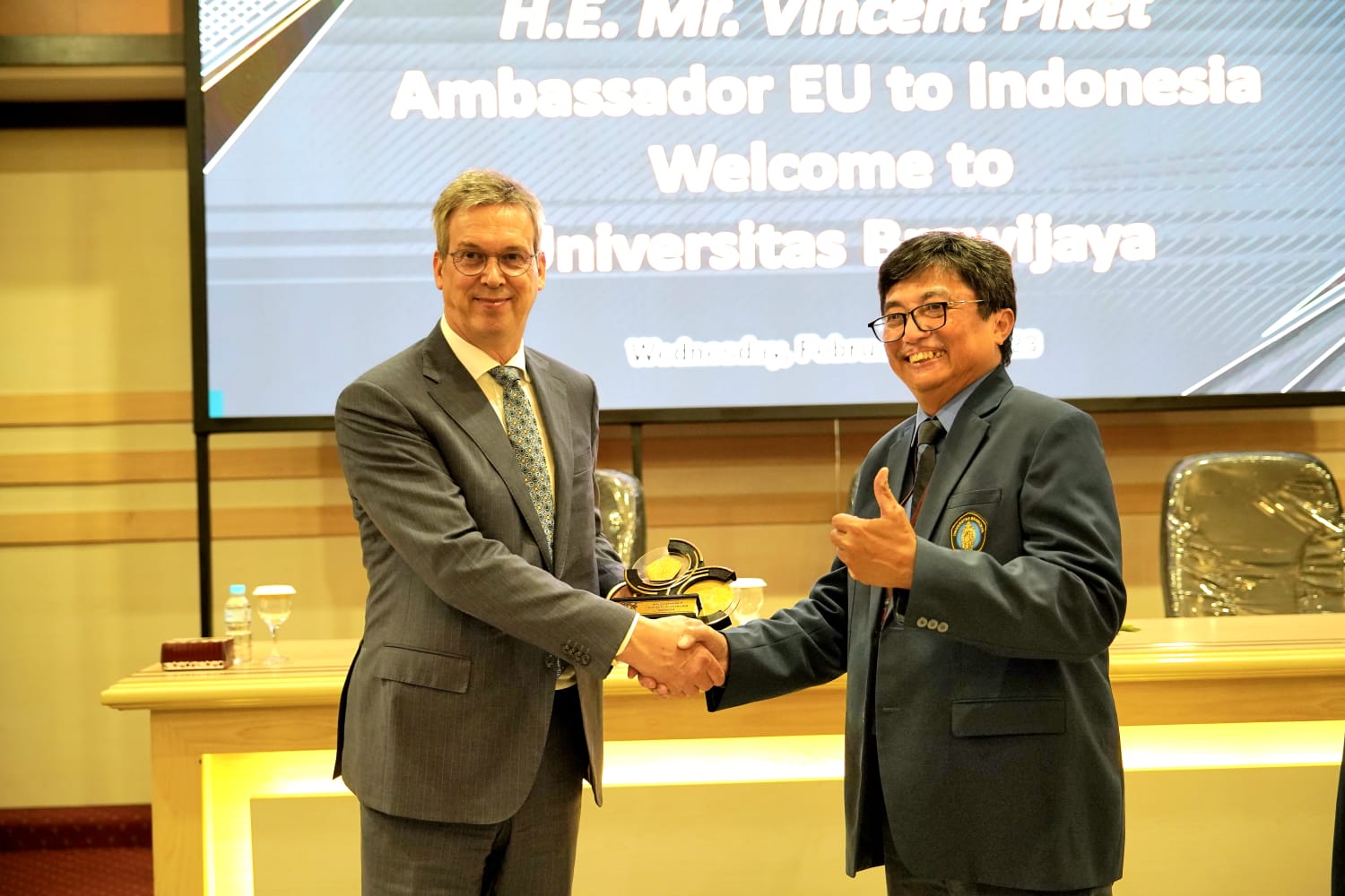 Duta Besar Uni Eropa untuk Indonesia, Vincent Piket di terima wakil Rektor UB. (istimewa)