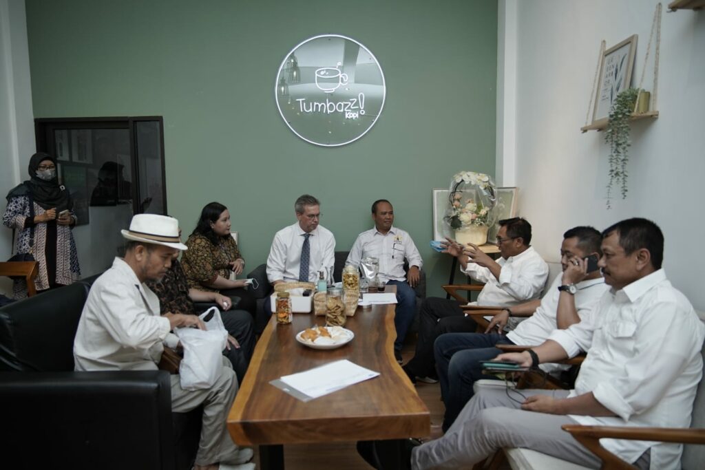 Duta Besar Uni Eropa untuk Indonesia, Vincent Piket berkesempatan mencicipi kopi Lokal Malang di sebuah kedai kopi. (istimewa)