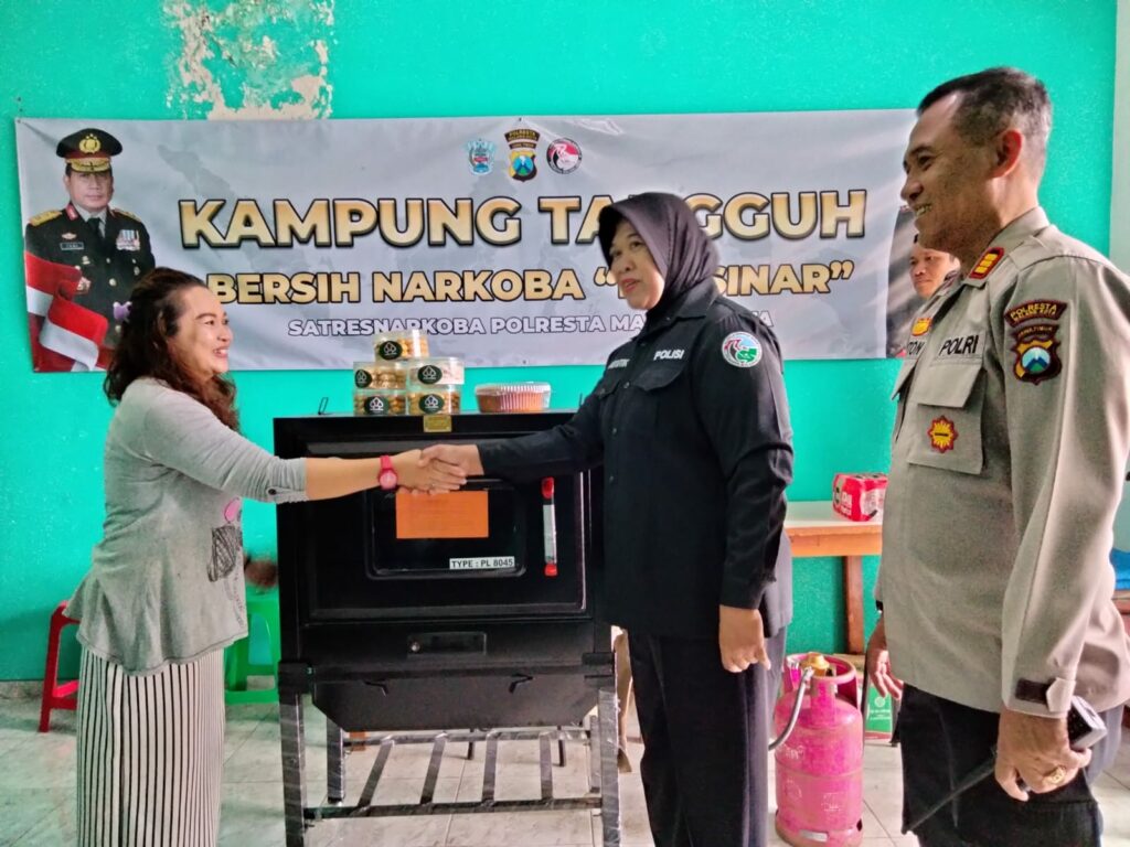 Ipda Astutik, mewakili Kasat Resnarkoba Polresta Malang Kota untuk menyerahkan bantuan peralatan Oven kepada pemilik usaha pembuatan kue, Krisna Wijaya Nur Fatilah