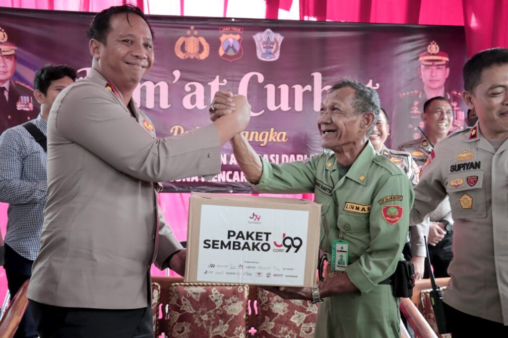 Waka Polresta, AKBP Apip Ginanjar memberikan bantuan paket sembako kepada salah satu Linmas Kelurahan Tanjungrejo. (istimewa)