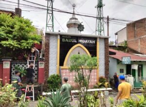 Jelang Ramadhan 1444 Hijriah, Warga Jl IR Rais Gang 14, Kelurahan Tanjungrejo gotong royong membersihkan Masjid Babul Hidayah, Minggu (05/02/2023).