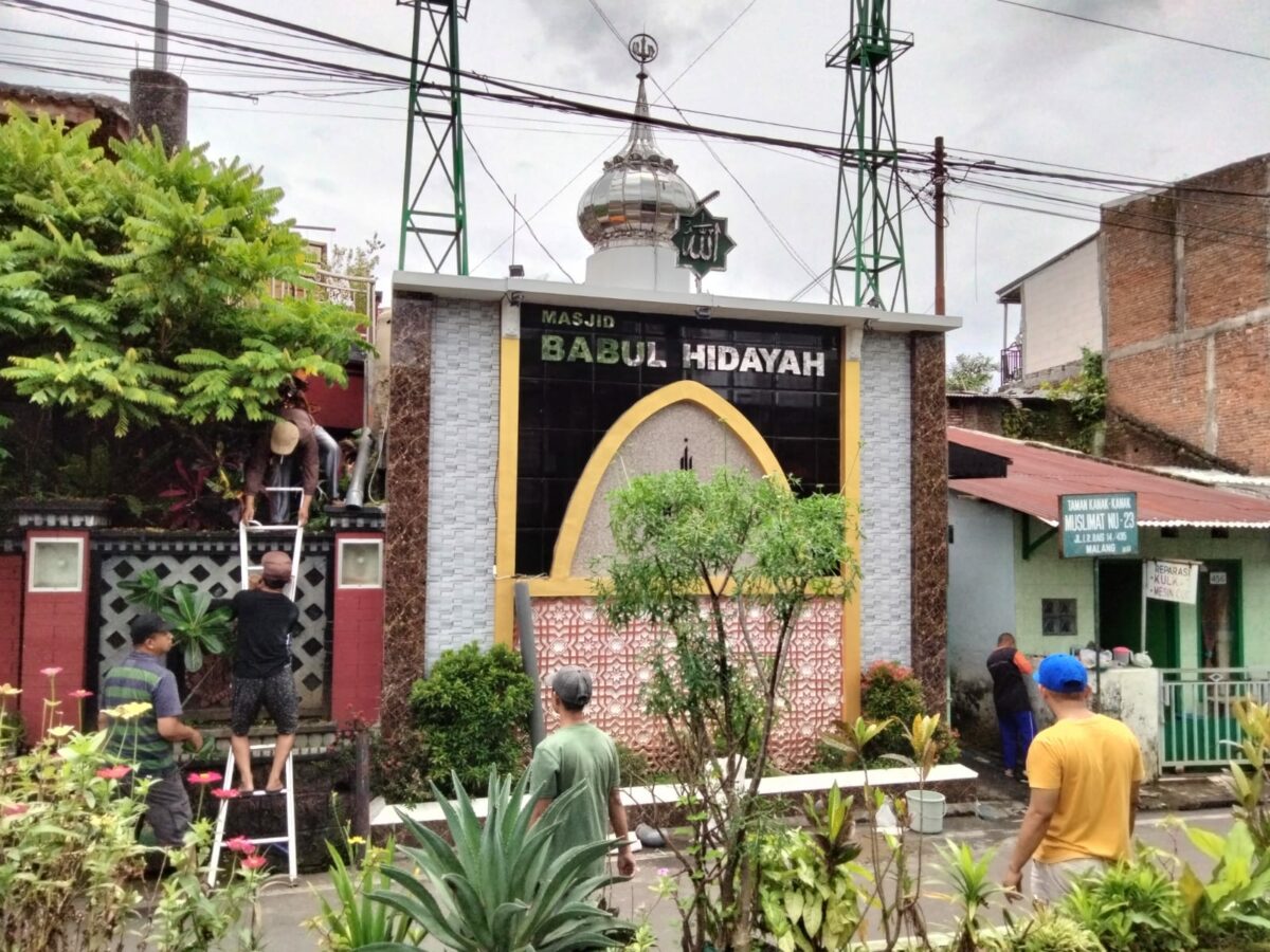 Jelang Ramadhan 1444 Hijriah, Warga Jl IR Rais Gang 14, Kelurahan Tanjungrejo gotong royong membersihkan Masjid Babul Hidayah, Minggu (05/02/2023).