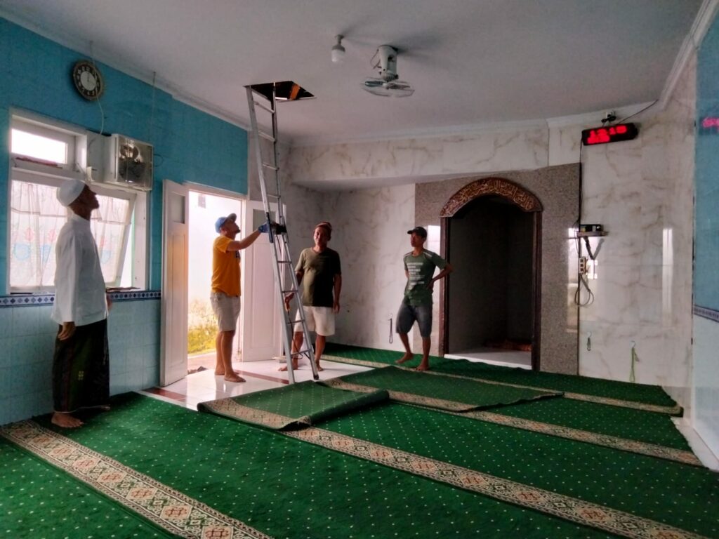 Jamaah membersihkan ruang dalam Masjid Babul Hidayah