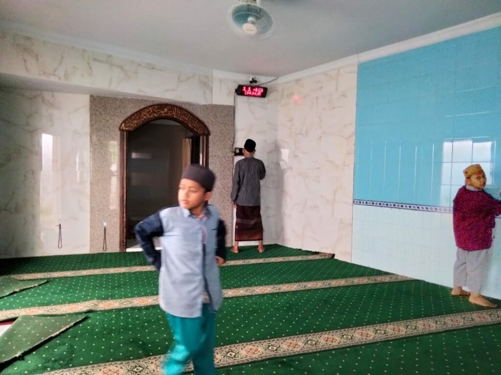 Anak anak pun tampak semangat turut membersihkan ruang dalam Masjid