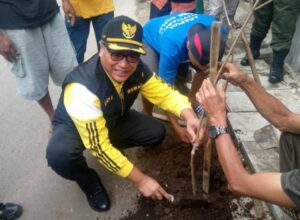 Wakil Walikota Malang, Sofyan Edi Jarwoko, menanam bibit pohon Pule bersama warga RT 05 RW 02 Kelurahan Bumiayu, Kecamatan Kedungkandang. (istimewa)