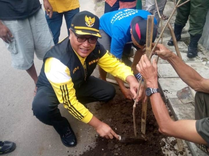 Wakil Walikota Malang, Sofyan Edi Jarwoko, menanam bibit pohon Pule bersama warga RT 05 RW 02 Kelurahan Bumiayu, Kecamatan Kedungkandang. (istimewa)