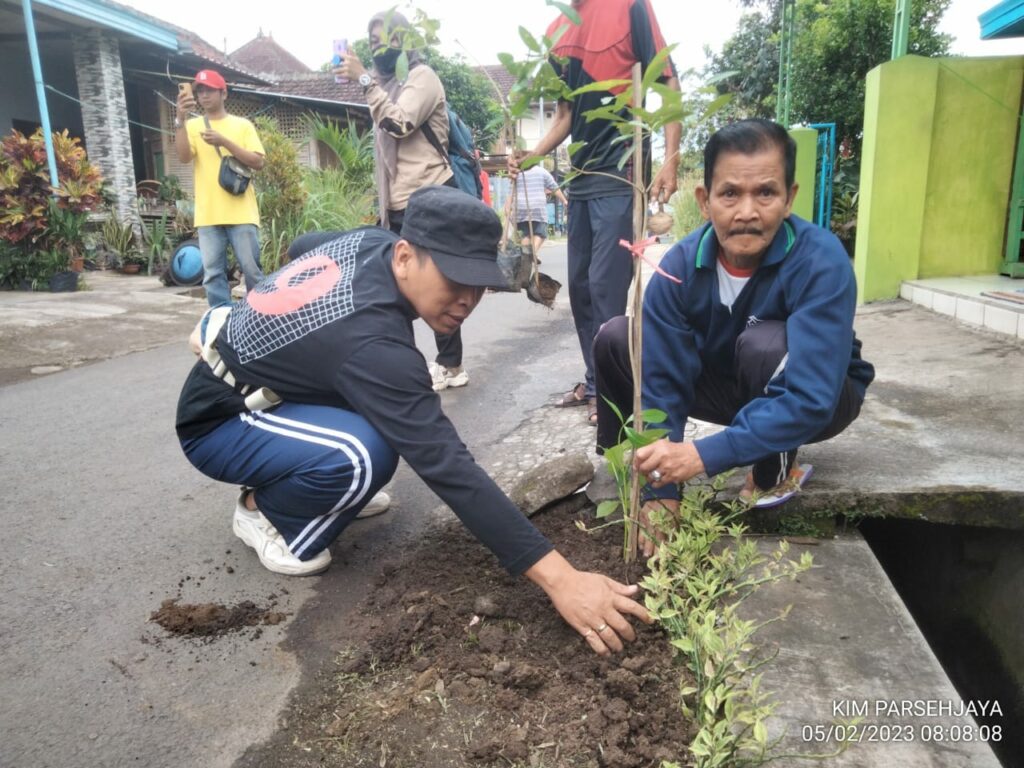 Harsono, ketua RT 05 RW 02 Kelurahan Bumiayu tampak aktif dalam kegiatan penanaman pohon pule di wilayahnya. (istimewa)