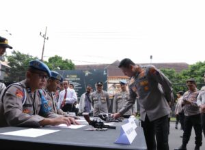 Kapolresta Malang Kota, Kombes Pol Budi Hermanto memimpin pelaksanaan pemeriksaan rutin senjata api dinas anggotanya. (istimewa)