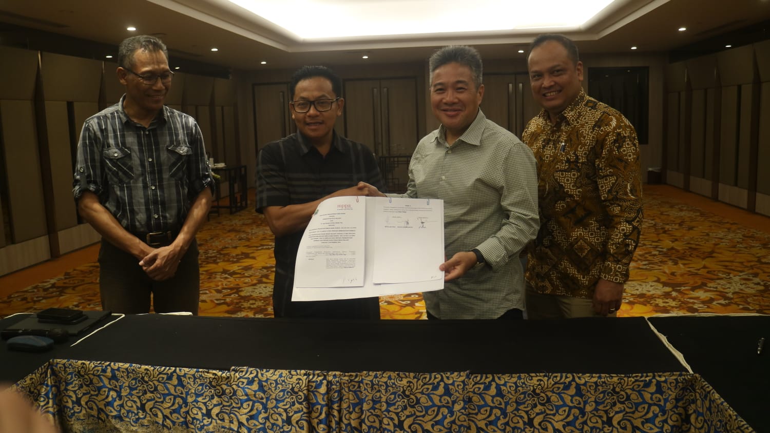 Walikota Malang H Sutiaji menunjukkan berakhirnya kesepakatan kerjasama dengan pihak PT Matahari Putra Prima. (istimewa)