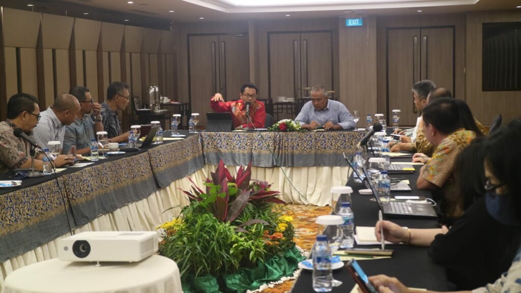 Walikota Sutiaji didampingi Sekda Kota Malang Erik Setyo Santoso menggelar rapat koordinasi bersama stakeholder terkait. (istimewa)