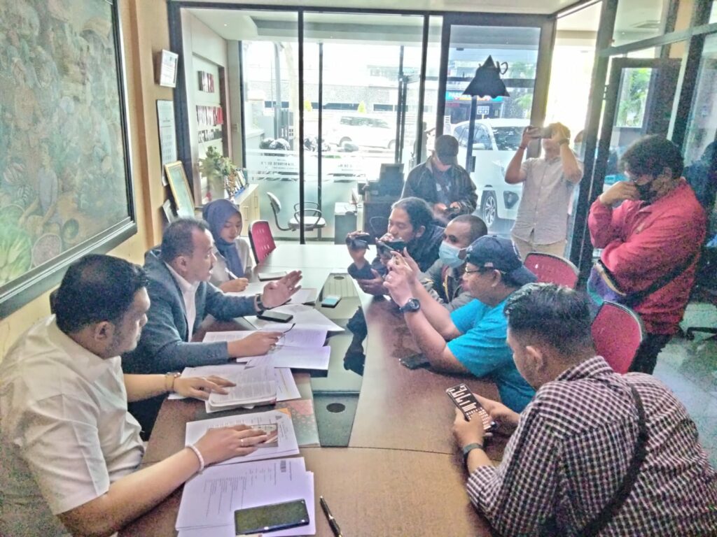 The press conference which was held at the office of Law Firm Dr. Yayan Riyanto, SH, MH