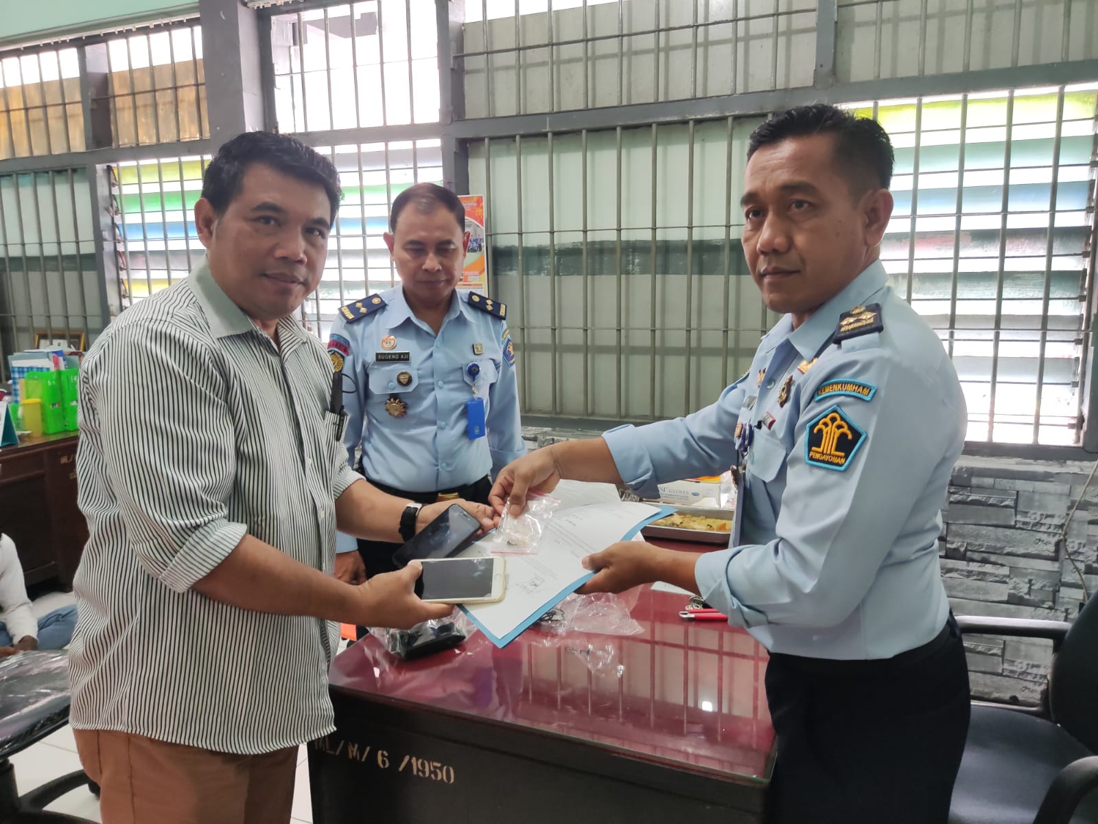 Petugas Lapas menyerahkan temuan tersebut ke Satresnarkoba Polresta Malang Kota. (Dok.humas Lapas)