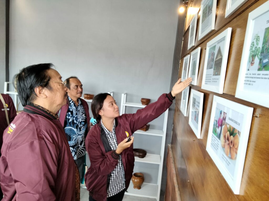 Prof Suko Wiyono meninjau galeri UMKM Desa Ngawonggo sekaligus meresmikan produk UMKM