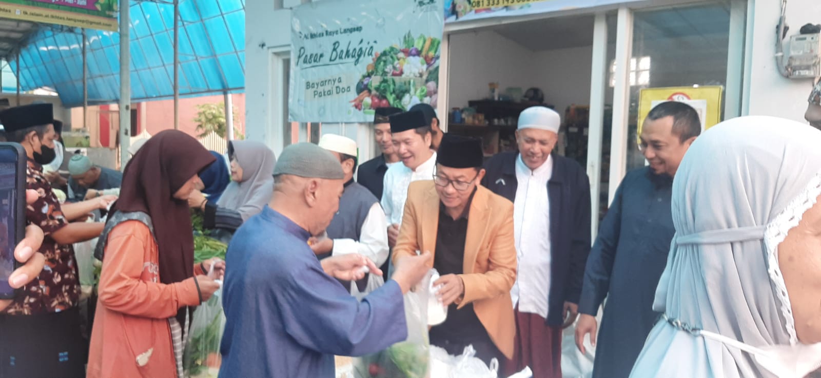 Walikota Malang H Sutiaji, menyempatkan belanja di Pasar Bahagia Masjid Al Ikhlas usai melaksanakan sholat subuh berjamaah. (istimewa)