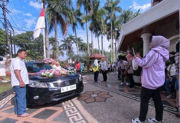 Selama Car Free Day (CFD), rumah dinas Walikota Malang resmi dibuka untuk umum, hasilnya sungguh luar biasa. Banyak masyarakat yang foto dihalaman rumah dinas Walikota. (istimewa)